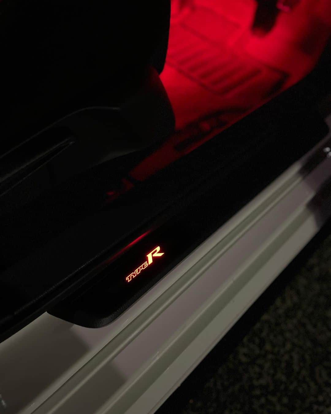 伊沢拓也のインスタグラム：「CIVIC TYPE R夜のドライブ楽しい Moduloのイルミネーションも気分を上げてくれる ワンポイントだけラッピングしたいなぁ✨  #modulo #純正アクセサリーパーツ」