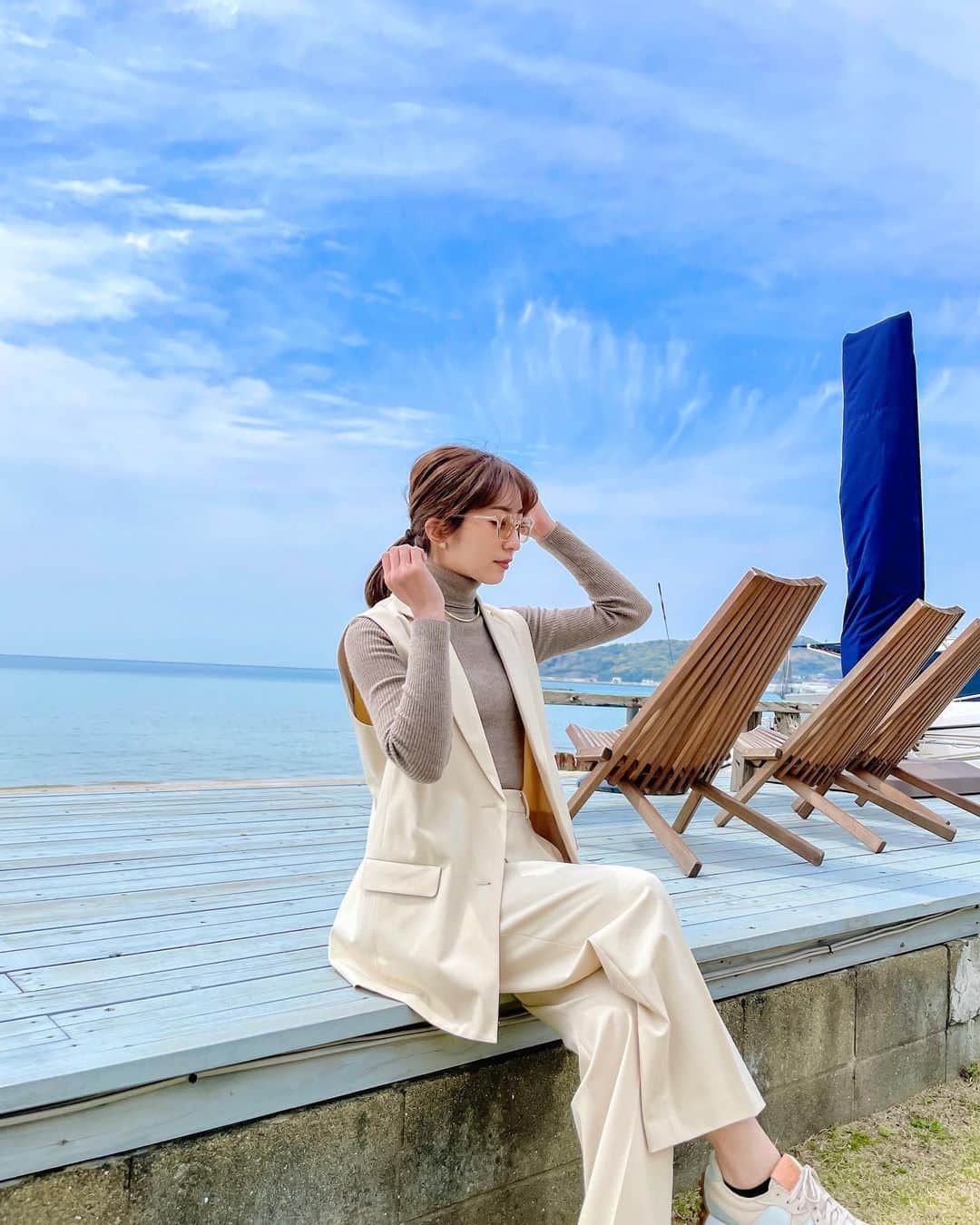 瀬口かなのインスタグラム：「寝る前に投稿🙋‍♀️ ⁡ 春なのにニット着る人。 ⁡ オフホワイトなセットアップ、つい買っちゃった〜🐶 ⁡ ⁡ #uniqlo #ユニクロコーデ #ユニクロ購入品 #uniqloコーデ #uniqlo購入品 #セットアップ #ホワイトコーデ #大人カジュアル #大人コーデ #きれいめコーデ #fashion #fyp #selfie #selca」