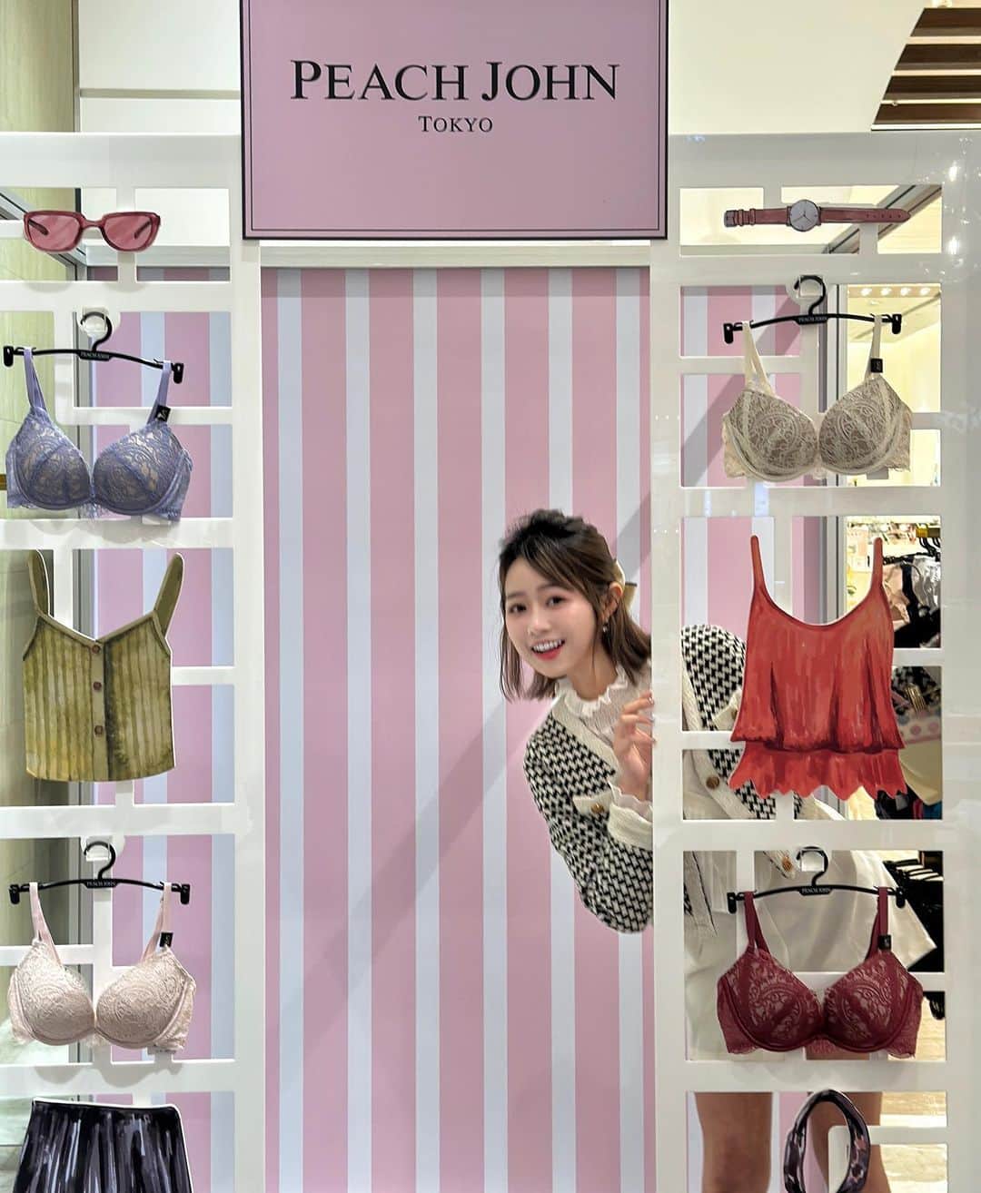 徐薇涵（Wei Han Xu）のインスタグラム：「興奮到模糊😂 一直以來都很愛 @peachjohn_tw  的平口內衣～對下圍小的女孩非常友善呀🥹 這次的新品是台灣限定升級款✨只有台灣買得到‼️ 結合軟鋼園、可拆肩帶、襯墊減薄3大設計更符合台灣女性需求 而且尺寸還增加到有75F 大胸的女孩也可以穿(>^ω^<) 另外春季新品 🟡曲線美低脊心軟鋼圈内衣 設計滅少壓迫、結構特殊的底部厚實罩杯，有支撐放大的小心機 💕 這週連假還在觀望平口內衣和想買新內衣的女孩們可以來逛逛試穿喲 #peachjohn_tw #平口不走光 #軟鋼圈」