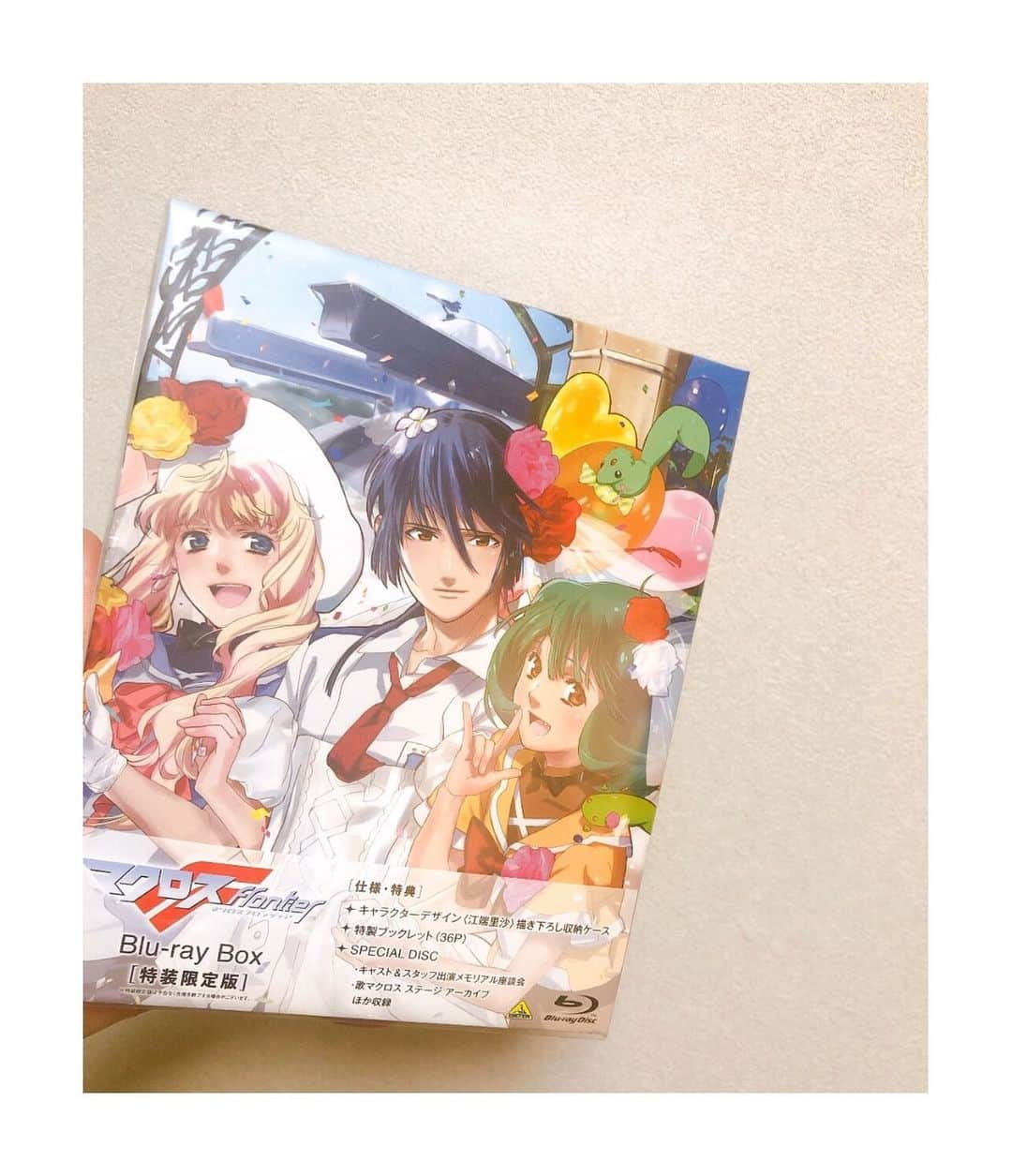 遠藤綾さんのインスタグラム写真 - (遠藤綾Instagram)「* 【発売のお知らせ】 『マクロスＦ』15周年を記念して、Blu-rayBOXが発売になりました。 見応え、読み応えたっぷりです！ キャストの方との座談会でおしゃべりさせていただきました！ ぜひ💗  アルトはいつも顔が決まってますね！  #マクロスf」3月30日 22時25分 - e_aya217