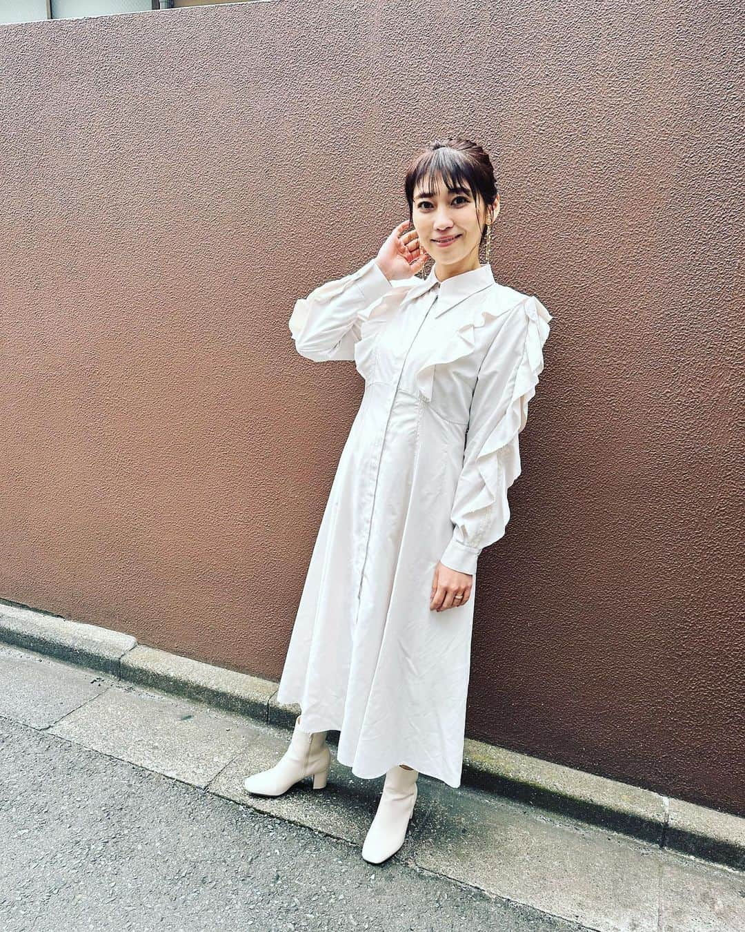 飯田圭織さんのインスタグラム写真 - (飯田圭織Instagram)「こんばんは🌆 フジテレビ「ぽかぽか」の衣装。 大好きな白のワンピース🦳 @celford_official  #衣装  #春ワンピース」3月30日 22時38分 - iidakaori.official