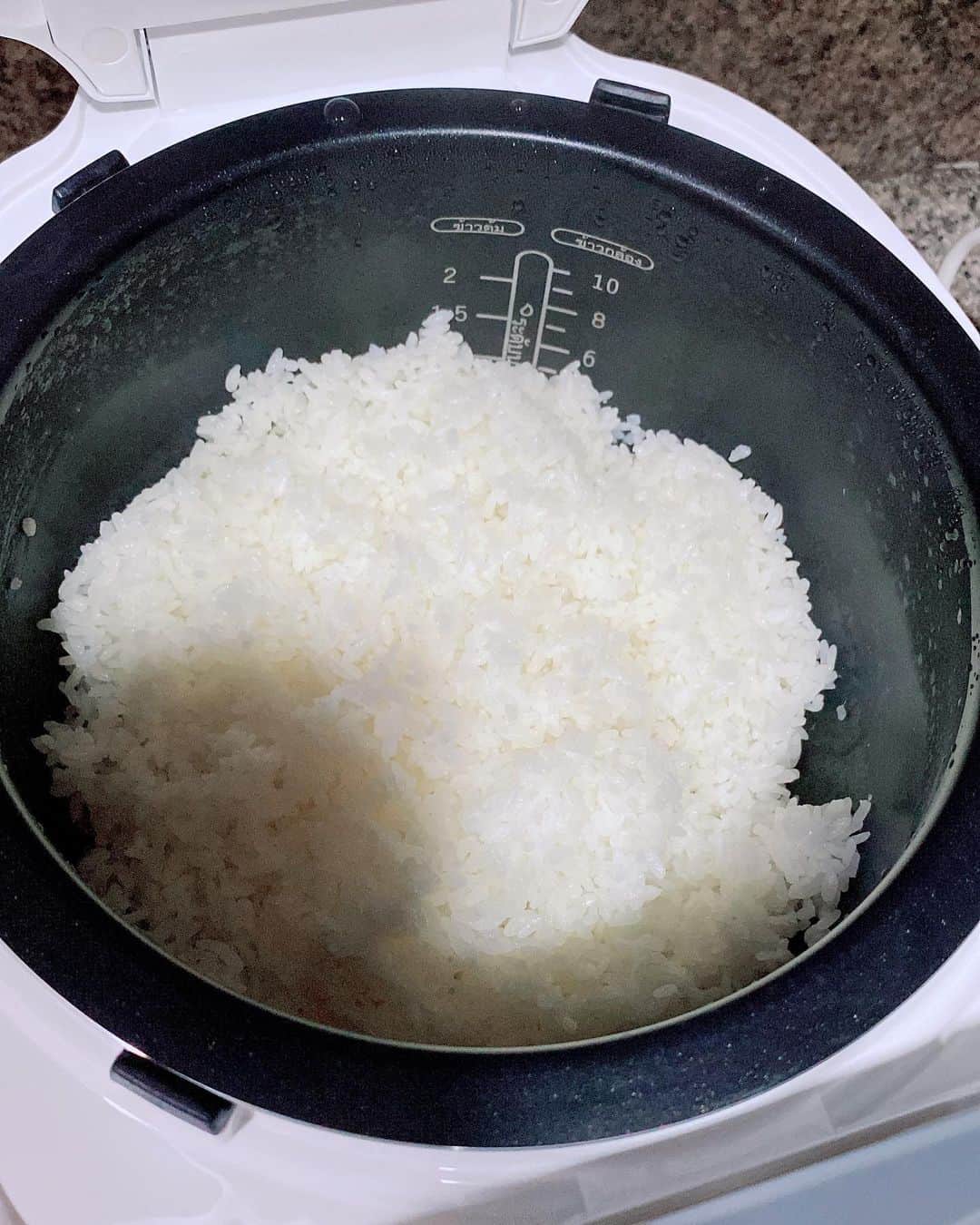 桜 稲垣早希さんのインスタグラム写真 - (桜 稲垣早希Instagram)「炊飯ジャーを買いました😊 もちろんタイ文字です でもT-falの炊飯器はイラスト付いててすごくわかりやすくて上手に炊けました😆🙌 普段ほとんどタイ米料理を食べてますが、自炊は日本米にして納豆卵かけご飯をたらふく食べれる日常にしたいと思ってます😋 #タイ移住 #タイ住みます芸人 #桜稲垣早希 #りおなり夫婦 #炊飯ジャー #日本と電圧が違うので電化製品は現地で購入」3月30日 22時38分 - sakura_inagaki_saki