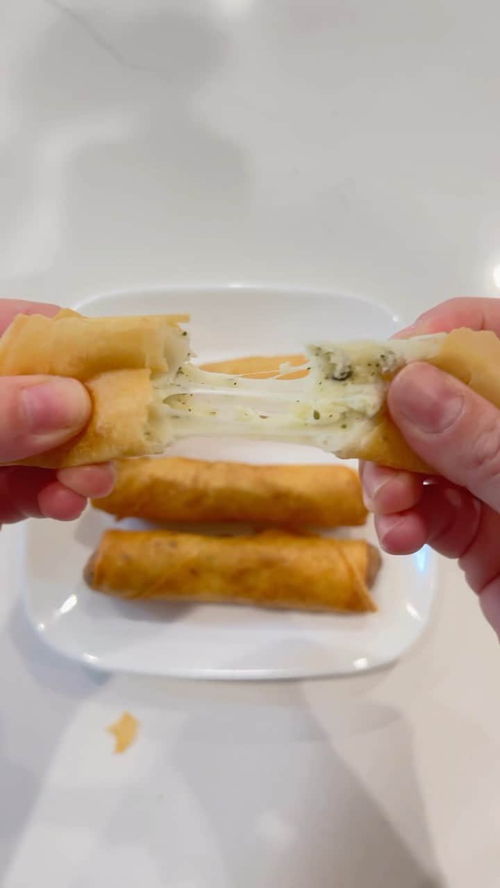 Easy Recipesのインスタグラム：「Cheese Rolls are a must on the table during ramadan. This recipe makes 50 pieces. Store in freezer bags and freeze until ready to use. Adjust portion as needed.   Ingredients 2 cups grated akawi cheese 2 cups mozzarella cheese  6 oz crumbled feta cheese 2 tbsps black sesame seeds 1 tbsp dry mint 2 x 25 pack spring rolls sheets  Mix everything together. Roll cheese rolls as shown and seal with flour paste (just a mixture of flour and water). Fry in hot oil until lightly golden brown.  Note: if you like a more cheesy pull effect, you can add more mozzarella cheese and reduce the akawi cheese by 1/2 cup.  #reels #ramadan #recipes」
