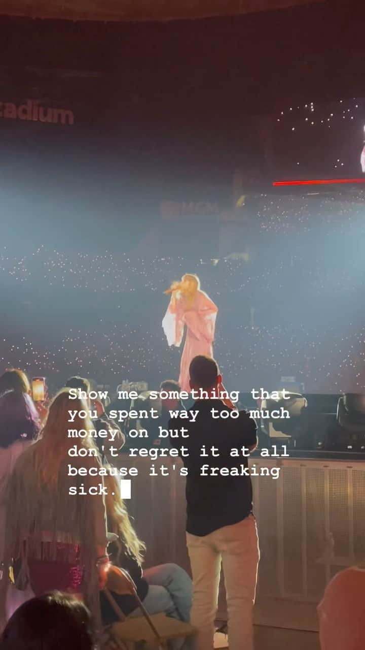 エマ・コバーンのインスタグラム：「Worth. Every. Penny. We went to the @taylorswift show in Vegas and lost our minds. She was incredible.   The countdown music before she took the stage was You Don’t Own Me, which is in the movie First Wives Club, something we always loved watching with our mom. Sooooo, we were bawling before the show even started then continued to cry happy tears on and off for the next 3+ hours.   The costumes, the dancers, the sets, the lights, TAYLOR ✨it was all so good. Thanks for being the best date @graciecoburn 💖   #taylorswift #vegas #eras #cruelsummer #alltoowell #iknewyouweretrouble #invisiblestring #lovestory #tserastour #erastour #theerastour」