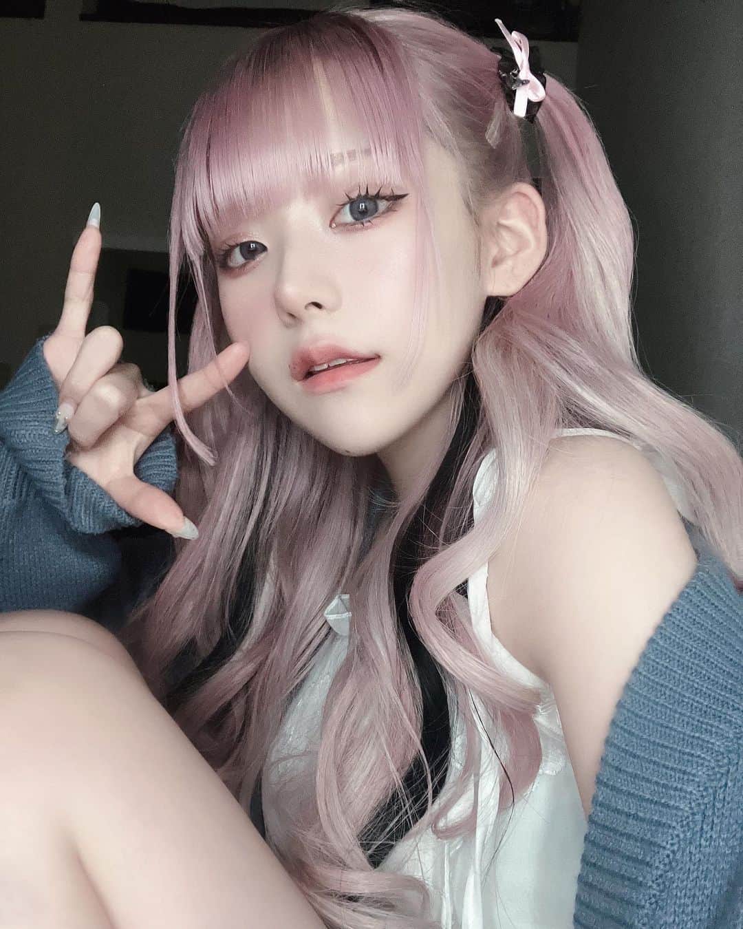 凸守すずのインスタグラム：「イメチェン！ すぐ色落ちすると思うけどめちゃめちゃ可愛い🥺🥺 黒のインナーも入れてもらったよ〜 @lapis_anju さんいつもありがとうございます！」