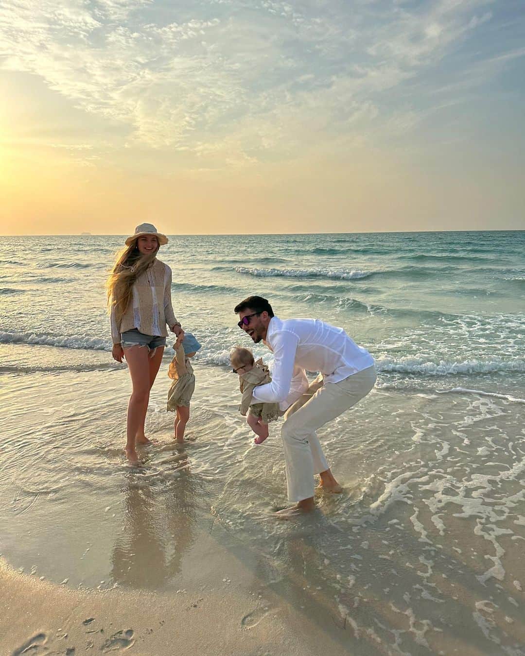 ロミー・ストリドのインスタグラム：「Sunset at the beach 🌞」