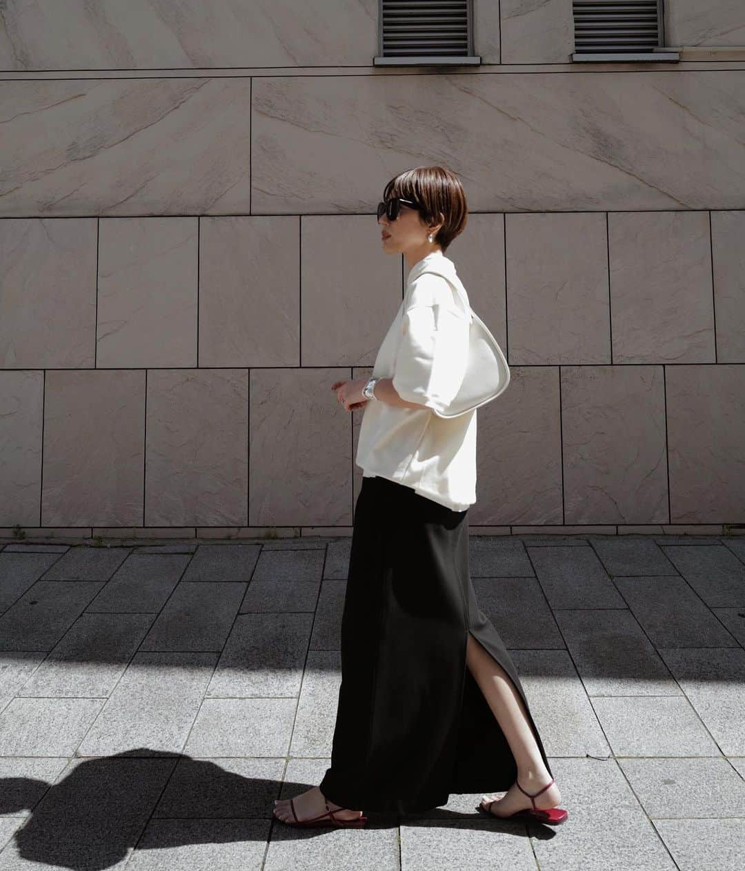 正中雅子のインスタグラム：「monotone🤍🖤  今年もお気に入りのスウェットPO☺︎  今の時期にめちゃくちゃ使えるし、丸みのあるフォルムが着るといつも可愛いと思う🫶  硬めの裏毛素材がモード感もプラスしてくれる！今年はインにシャツを合わせるのが気分♡  どのコーデもすき♡  #MACHATT #masaco服」