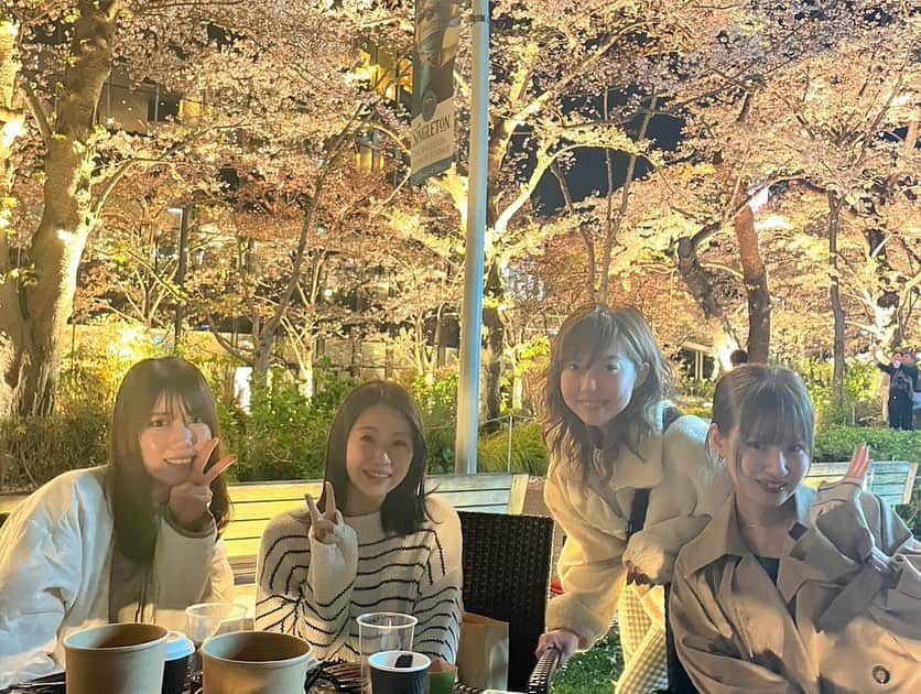 小野晴香のインスタグラム：「今年の〆お花見 😌(ほんまかいな 普段お仕事でもお世話になっている仲間たちと🌸📸」