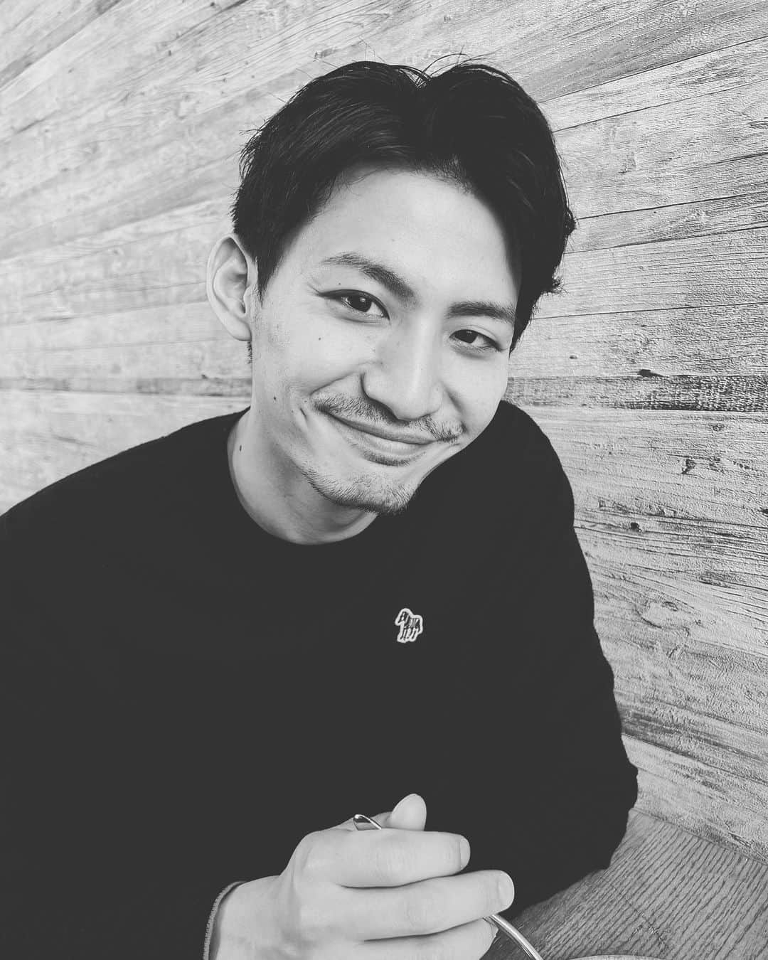 宮原弘樹さんのインスタグラム写真 - (宮原弘樹Instagram)「そういえば3/11でついに30歳になりました笑笑  沢山の方からのご連絡ありがとうございます。 立派な30を目指していましたがよほど遠いようでした！まだまだ自分に磨きをかけて精進して行きますのでよろしくお願いします！  #誕生日#目指せイケオジ#おじさん#ワイルド#髭面#モノクロ」3月30日 22時40分 - hiroki_miyahara_