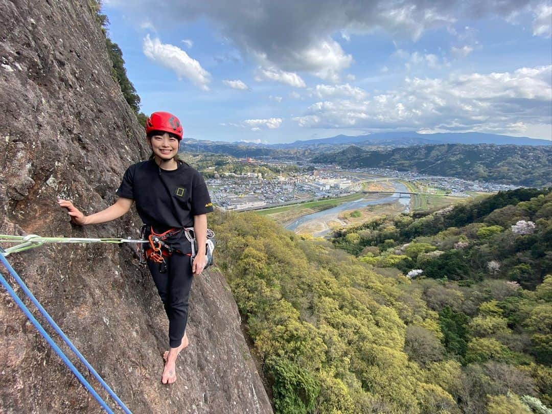 大場美和さんのインスタグラム写真 - (大場美和Instagram)「人生初のマルチピッチin城山！めっちゃ楽しかったー！  @gihado_kadota 基礎の基礎から教えてくださりありがとうございました🙇🏻‍♂️  綺麗な景色と、スパイシーなランナウトと共にするクライミング、やみつきになりそうです。  ロープワークや支点作りなどでたくさん反省点はあったけど、1番の問題は大きい声が出せないことかもしれない😅  とにかく、まず第一歩が踏み出せたことがとても嬉しいです☺️  #クライミング #マルチピッチ #城山 #adidas #pamo #浜崎治療院」3月30日 22時40分 - miwa_oba