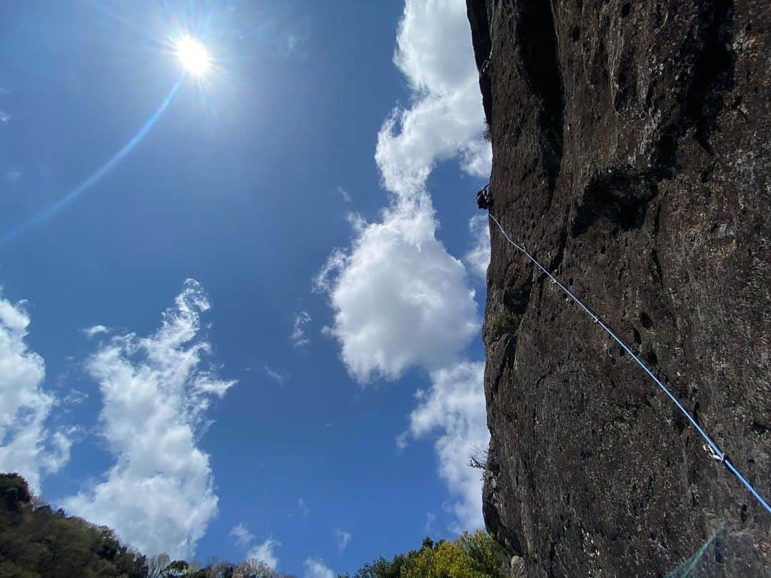 大場美和さんのインスタグラム写真 - (大場美和Instagram)「人生初のマルチピッチin城山！めっちゃ楽しかったー！  @gihado_kadota 基礎の基礎から教えてくださりありがとうございました🙇🏻‍♂️  綺麗な景色と、スパイシーなランナウトと共にするクライミング、やみつきになりそうです。  ロープワークや支点作りなどでたくさん反省点はあったけど、1番の問題は大きい声が出せないことかもしれない😅  とにかく、まず第一歩が踏み出せたことがとても嬉しいです☺️  #クライミング #マルチピッチ #城山 #adidas #pamo #浜崎治療院」3月30日 22時40分 - miwa_oba