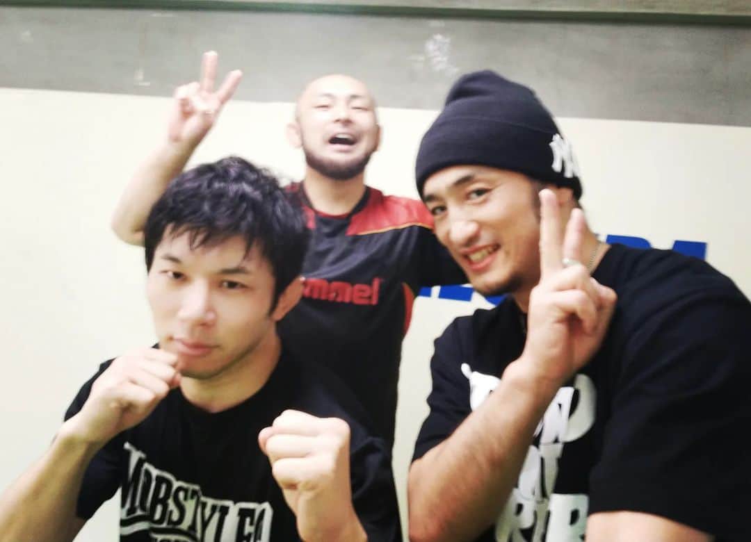リオン武のインスタグラム：「毎週楽しみな3人練習 あと数回 このまま終わらないで欲しい…  #斎藤裕 #大木良太 #mobstyles #修斗 #総合格闘技 #リオン武 #鶴見 #川崎 #rizin #mma」