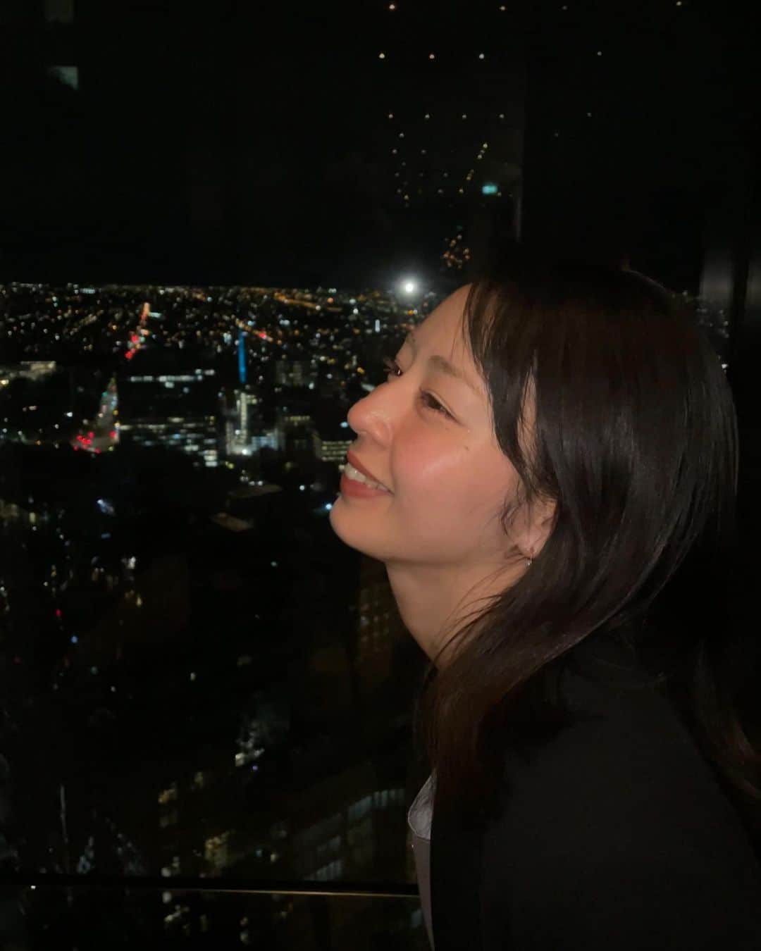 信長ゆかりのインスタグラム：「. メルボルンにてお誕生日を迎えました。  夫は感謝を、私は感謝にところどころ愚痴を散りばめながら、ゆっくり夕食を楽しみました。  ヘアオイルと間違えてクレンジングオイルを使ってしまったところからスタートしたお誕生日でしたが、 年齢も成熟し、それなりに何でも笑いながら楽しめるようになりました。 ちゃんと生きてきたなと自分で自分が心強いと同時に、 まだまだ全然だめだめだなぁと凹む日々です。  それもまるっとひっくるめて 生きることを楽しめたらいいよね💫  素敵な友人に囲まれて幸せです。 皆さまこれからもよろしくだよ🫰🏻  #お誕生日おめでとう #父母育ててくれてありがとう #皆さん見守ってくれてありがとう #素敵な友人たちのおかげで幸せ増えてるよ  💖💙🤍」