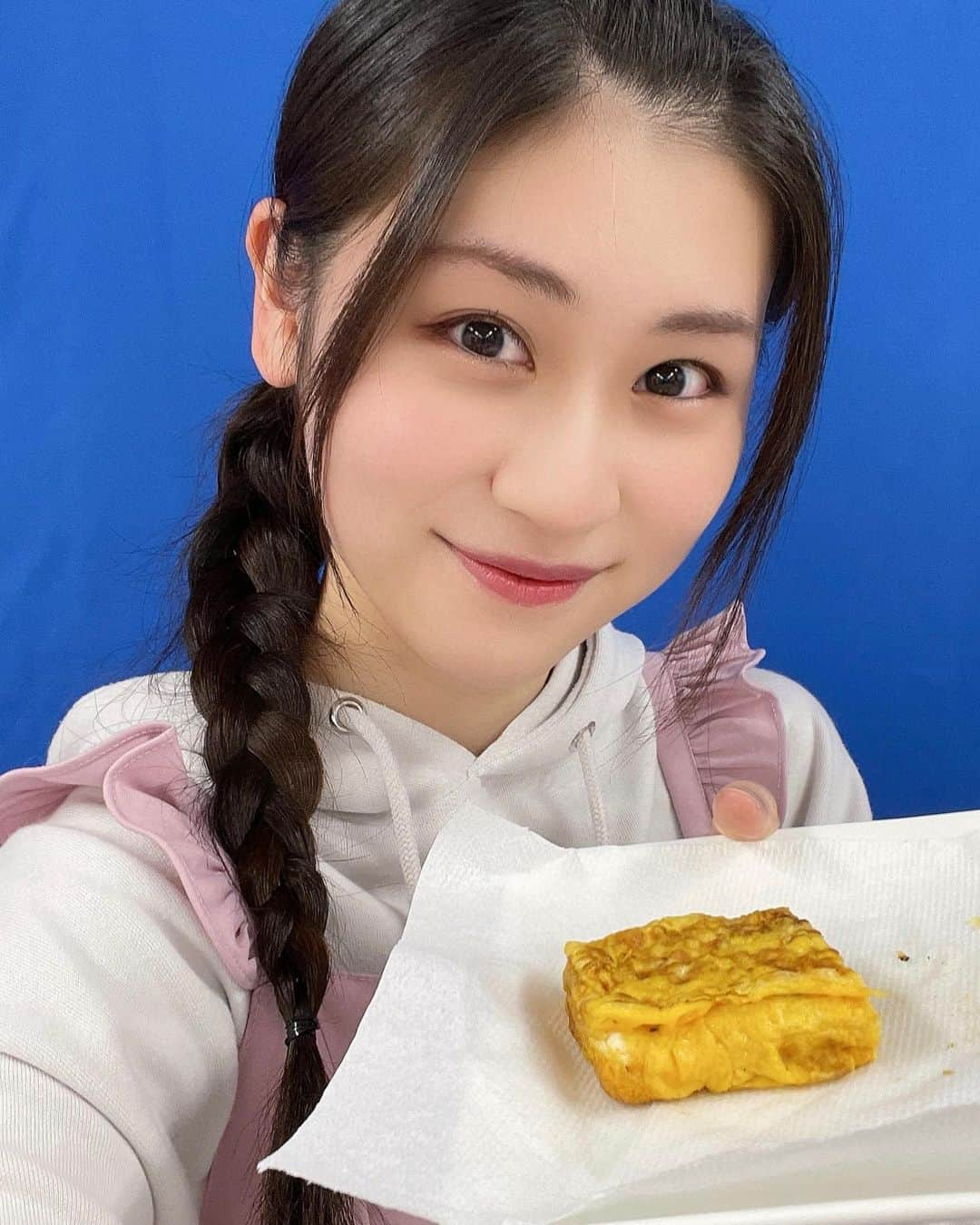 二木蒼生さんのインスタグラム写真 - (二木蒼生Instagram)「初めてつくった厚焼き卵…まさかの…大成功！！！！！  みてーーーーーー！！！！！この形！！！美しくないですか！？！！？！！ もうすでに食べちゃったから小さいけど🤭  配信でもドヤ顔しすぎちゃった😎  配信時間内(30分)に収まった料理配信は初めてです🤭 毎度油敷き忘れそうになったけど、アシスタントのかほちゃんのおかげで救われました🫶🏻  #料理配信 #厚焼き卵 #料理 #料理初心者 #TikTok Live #二木蒼生」3月30日 22時44分 - aomushi_kune2