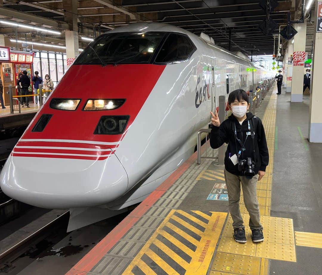 おもちゃんねるんのインスタグラム：「先週末は息子と二人で3日間東京電車旅行へ ２６日は息子さん誕生日やったので その日に丁度埼玉の大宮駅でイーストアイのイベントもあり参加してきました😊 宿泊した丸の内のトレインビューの部屋も良かったし、二日目の変なホテルも変な受付でよかったです笑  写真撮ってばかりの三日間でしたが楽しんできました👍  イーストアイの全体が写ったやつは息子が撮影した分です😊」