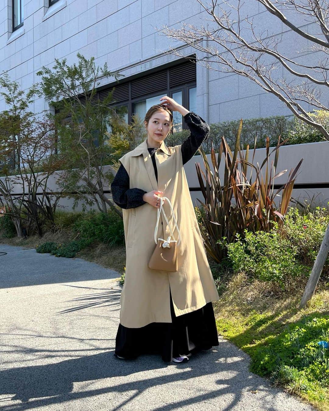 北岡りえのインスタグラム：「明日今の園が卒園で、思い出噛み締めていた3月🌸 そしてすぐ入園式。忙しいぜんぜんが毎日楽しそうで父母嬉しい👶🏻🥲  そして今日も着てた 🧥 @muu____official  の3WAYのトレンチコートは、ノースリーブ風にも着回しがきくので 寒暖差のある(何着ようか毎日悩んでた💭)初春にむちゃくちゃ活躍しております🙏🏻  @yama_riyo さんに教えてもらった着回し3パターン＋アレンジにも助けられ(お洒落な人のアドバイス間違いないから全部聞く🫶🏻) 中にボリューム袖も着れるくらいゆったり。  sizeは38 身長157cmです🐒  #春服　#トレンチコート」
