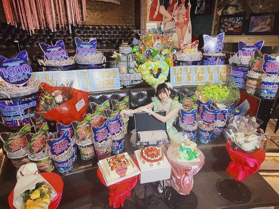 のインスタグラム：「改めて 3月9日、バースデーイベントをさせていただき、本当にありがとうございました！  バーレスク東京に入店するまで人前に出るようなことをしてこなかった私が、4回目のバースデーイベントを迎えられて、皆さんの前に立てていることに驚いているというのが本音です。 キラキラしたステージで立っているのに必死だった1年目から、自分にできることを精一杯やる2年目になり、次には自分らしくステージの上に立つ3年目になりました。  当日、Aチームにたくさん出させていただいたのですが、フォーシーズンを踊った時のあの景色がいまでも鮮明に頭の中に残っていて、いままでみたステージからの景色の中で1番でした。  先輩方とAチーム出させてもらったり、いちごさんとの糸、後輩ちゃんたちのBチーム、全てキャストの女の子に支えられ、イベントやりきることが出来ました。 本当にありがとうございました！！  そしてなにより、イベントに足を運んでくださったたくさんの方々！ 本当に本当にありがとうございました！！  数字が全てとは言いませんが、私自身が活動していく中で、当日の来客人数や推しプランの数というのはすごく大切なものだと思っていて、私がここで頑張っている意味にも繋がってくるものです… 本当にここまでやってきて良かったなと心から思えたのは、この日来てくださった皆さんが居たからです。 本当に本当にありがとうございました！！  人生生きていく中で、こんなにたくさんの人に愛され、お祝いされる誕生日はないんじゃないかと思うくらい本当に幸せな誕生日でした…！！！！！！！！  これからも精一杯頑張ります！！！！ 何卒、よろしくお願い致します！！！‪🌱‬」
