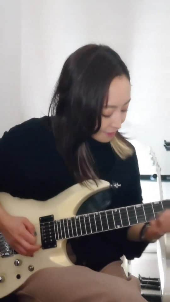 Yukiのインスタグラム：「#practice #guitar   ひゅ〜  今週末は出雲と尾道行きます🎸 チケット予約まだの方は是非〜  #ギター #sweeppicking」