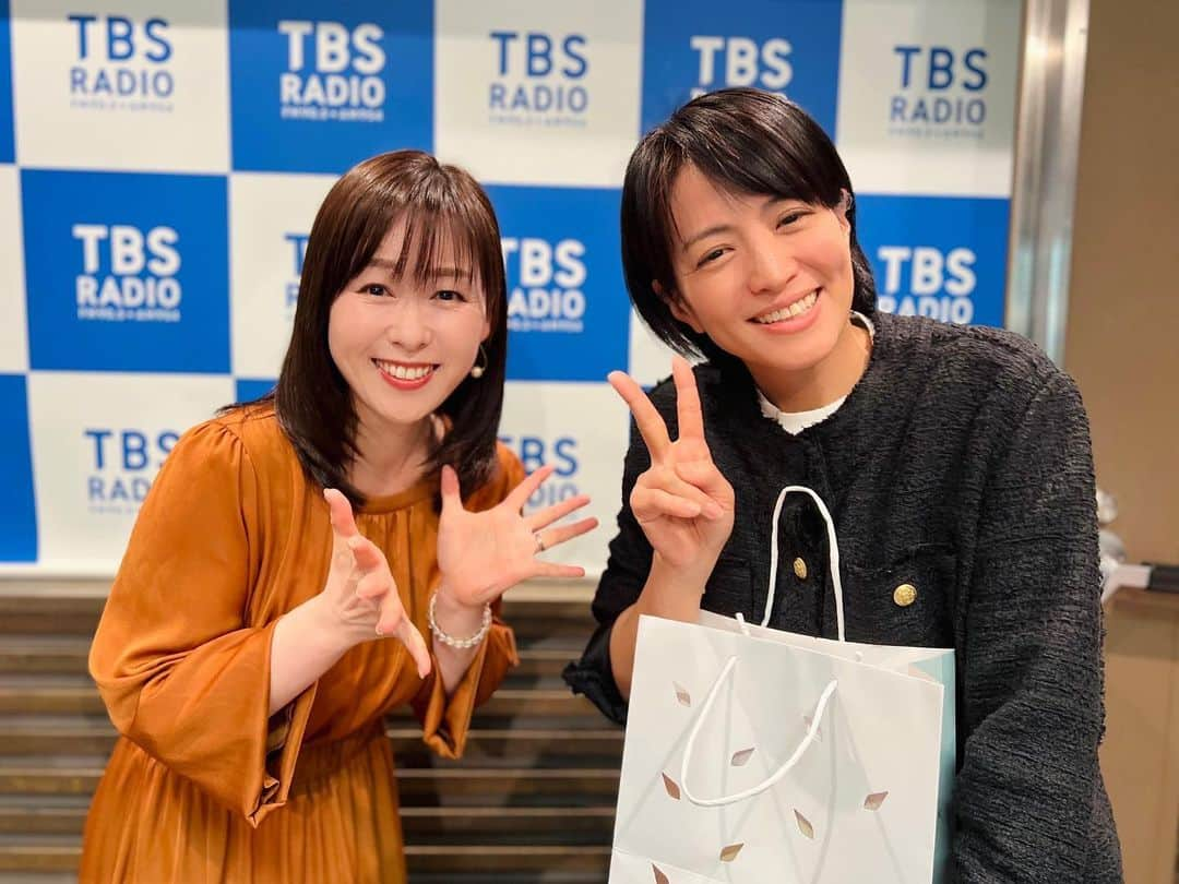 片桐千晶さんのインスタグラム写真 - (片桐千晶Instagram)「⁑ TBSラジオ『たまむすび』最終回。 お見事でした。本当に凄い人。 唯一無二のパーソナリティ。 大好きです。  赤江さん、本当に本当にお疲れ様でした。 いつかまた戻ってきてくれる日を待っています。  #tama954 #TBSラジオ #たまむすび #赤江珠緒 #片桐千晶」3月30日 22時55分 - chiaki.katagiri333