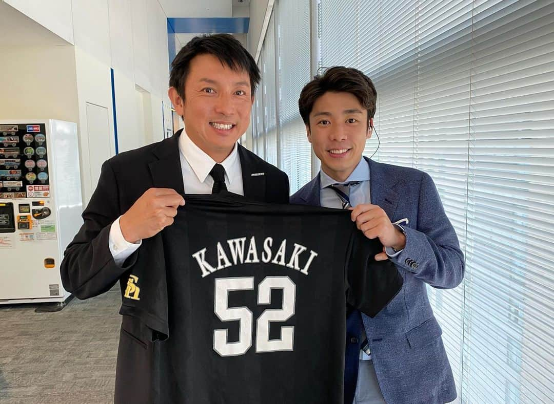 山﨑誠さんのインスタグラム写真 - (山﨑誠Instagram)「⚾️🦅 WBCの期間中、「ZIP!」に解説として川﨑宗則さんがいらっしゃいました！  昔からの憧れで、私物の背番号Tシャツと共に…！  スマートなバッティングに、気迫溢れる走塁、鮮やかな守備に、メジャーに行ったり今なお現役を続けたりするガッツ…  カッコよかったですし、何より解説が本当に面白かったです！！  #川﨑宗則　 #tochigigoldenbraves  #softbankhawks」3月30日 22時49分 - yamazaki.makoto08