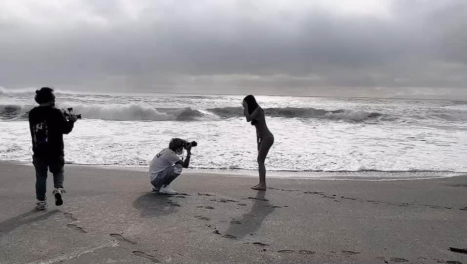 岡本杷奈のインスタグラム：「グラビア撮影のオフショット📸💓 12月の海でしたが楽しく撮影しております😉  #グラドル名鑑2023 発売しましたので 是非ゲットしてね❤️‍🔥   #グラビア #撮影の裏側  #オフショット  #推してください  #いいね #フォローミー  #グラドル」