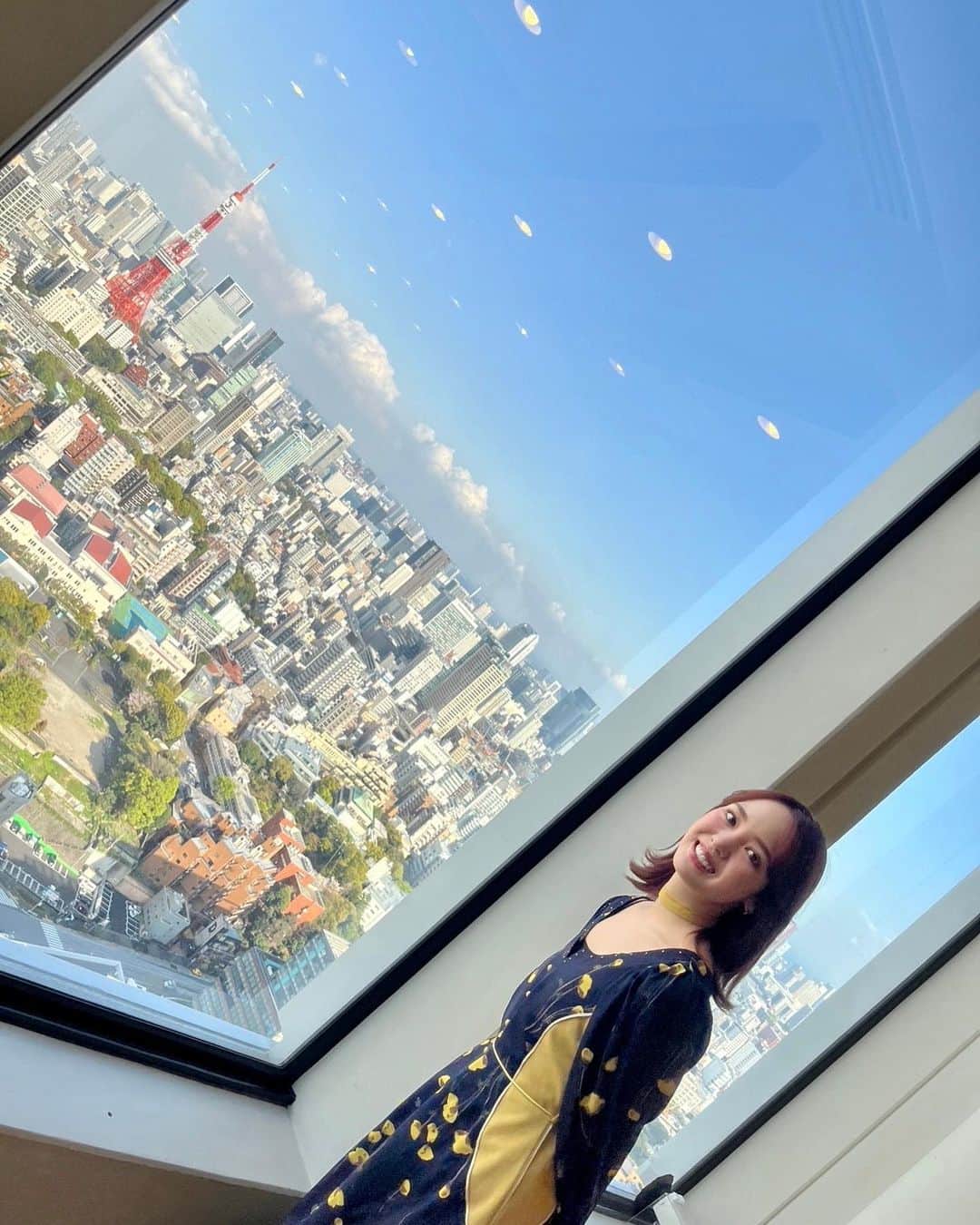 飯窪春菜のインスタグラム：「🗼  昨日、昼間はとてもいいお天気でしたね😌🌸  夜はスタジオ出たら雨が降っていたので、マネージャーさんと2人コンビニで傘を買いました😮‍💨笑 ちゃんと天気予報をチェックしようと思います💭  どうやら東京は桜が土日まで保つようなので、雨で散っちゃう悲しみも、存分にまだ咲いている桜で癒してください☺️🌸  #この写真 #改めて自分って胸がないなと思うのですが #おっぱいが無くても日々楽しく幸せな日々を送っています 笑 #そんなのなくてもいいと言ってくれる人見つけよ #大事なのは誰のおっぱいかということですね  #こんなとこで何を言ってんだか🤷🏻‍♀️」