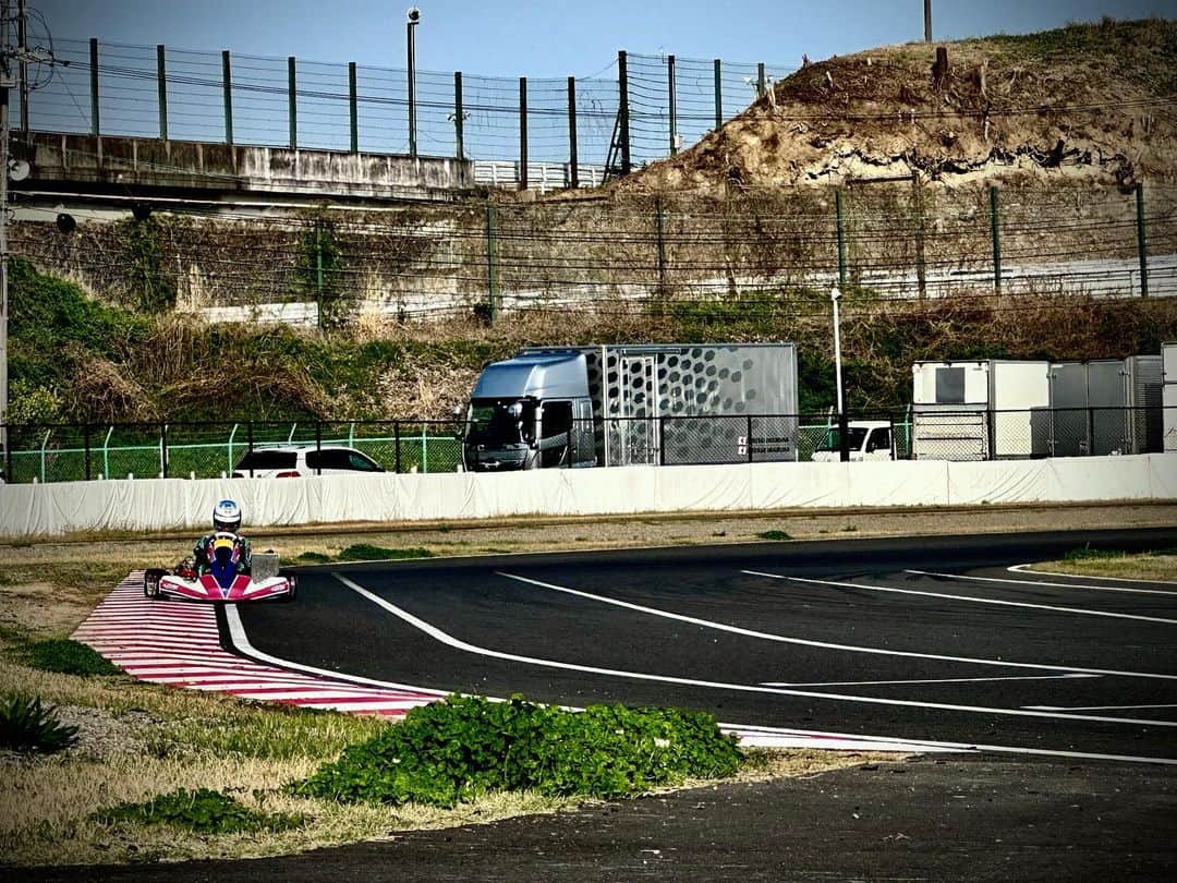 のインスタグラム：「私の率いる新生Vitec Racing。 我々の新たなスタートはGPR Karting Seriesの鈴鹿合同テストから始まった。 新しくチームに迎え入れたケイ・コッツォリーノ選手。 とにかく、自分の本業であるルマン24時間レースのために、少しでも速く走る為にカートをやりたい！乗せてくれと頼まれた。 36歳になる彼のモチベーションはどこから来るのだろうか？走行前でも、5分前にはヘルメットを被りスタンバイ。もちろん走行後にはデータロガーをチェックし、コースウォークもする。 本当に若い選手の良いお手本だ。 今回は、過去4年間トニーカート本家のオフィシャルドライバーを務めていた、David Vidales選手が来てくれたので、彼からShifterの乗り方や、キャブのセットアップを教わった。とにかくチームの雰囲気が良い。まだ合同テストなのに、この真剣な取り組みと、イタリア語、英語、日本語があちらこちらで飛び交いまるで海外レースに来たようだ。 素晴らしい環境だ！ マシンをメンテしてくれる、井口エンジニアのマシンの準備はいつも完璧。この環境をもっと多くの若手に味わってもらいたい。 #tonykartracingteam  #tonykartracingteamjapan  #vitecracing #keicozzolino  #davidvidales  #gprkarting」