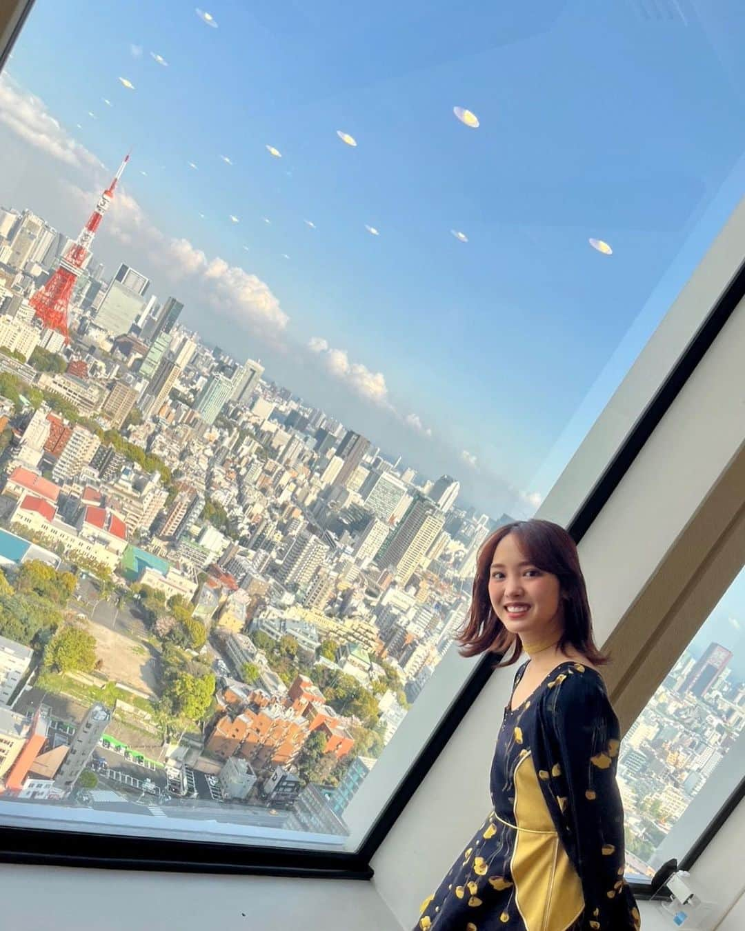 飯窪春菜さんのインスタグラム写真 - (飯窪春菜Instagram)「🗼  昨日、昼間はとてもいいお天気でしたね😌🌸  夜はスタジオ出たら雨が降っていたので、マネージャーさんと2人コンビニで傘を買いました😮‍💨笑 ちゃんと天気予報をチェックしようと思います💭  どうやら東京は桜が土日まで保つようなので、雨で散っちゃう悲しみも、存分にまだ咲いている桜で癒してください☺️🌸  #この写真 #改めて自分って胸がないなと思うのですが #おっぱいが無くても日々楽しく幸せな日々を送っています 笑 #そんなのなくてもいいと言ってくれる人見つけよ #大事なのは誰のおっぱいかということですね  #こんなとこで何を言ってんだか🤷🏻‍♀️」3月30日 23時04分 - harunaiikubo_official