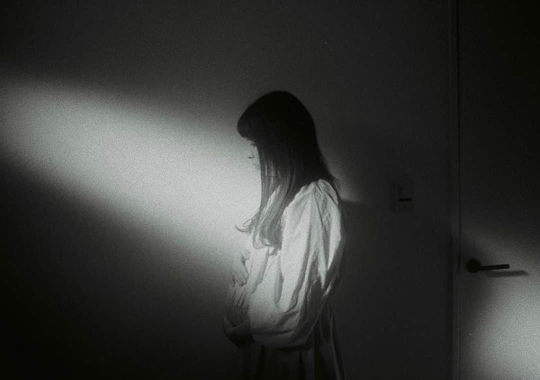 bambiflexのインスタグラム：「#film #onfilm #ishootfilm #filmisnotdead #film_com #film_jp #into_the_screen #igersjp #reco_ig #filmphotography #analog #analoguefeatures #analoguefilm #photofilmy #analoguepeople #analogue_people #theanalogclub #as_archive #vague_memories #monochrome #blackandwhitefilm #bnwfilm #フィルム #フィルムカメラ #フィルム写真 #白黒写真 #モノクロ写真 #exakta #35mmfilm #darksoulpoetry」