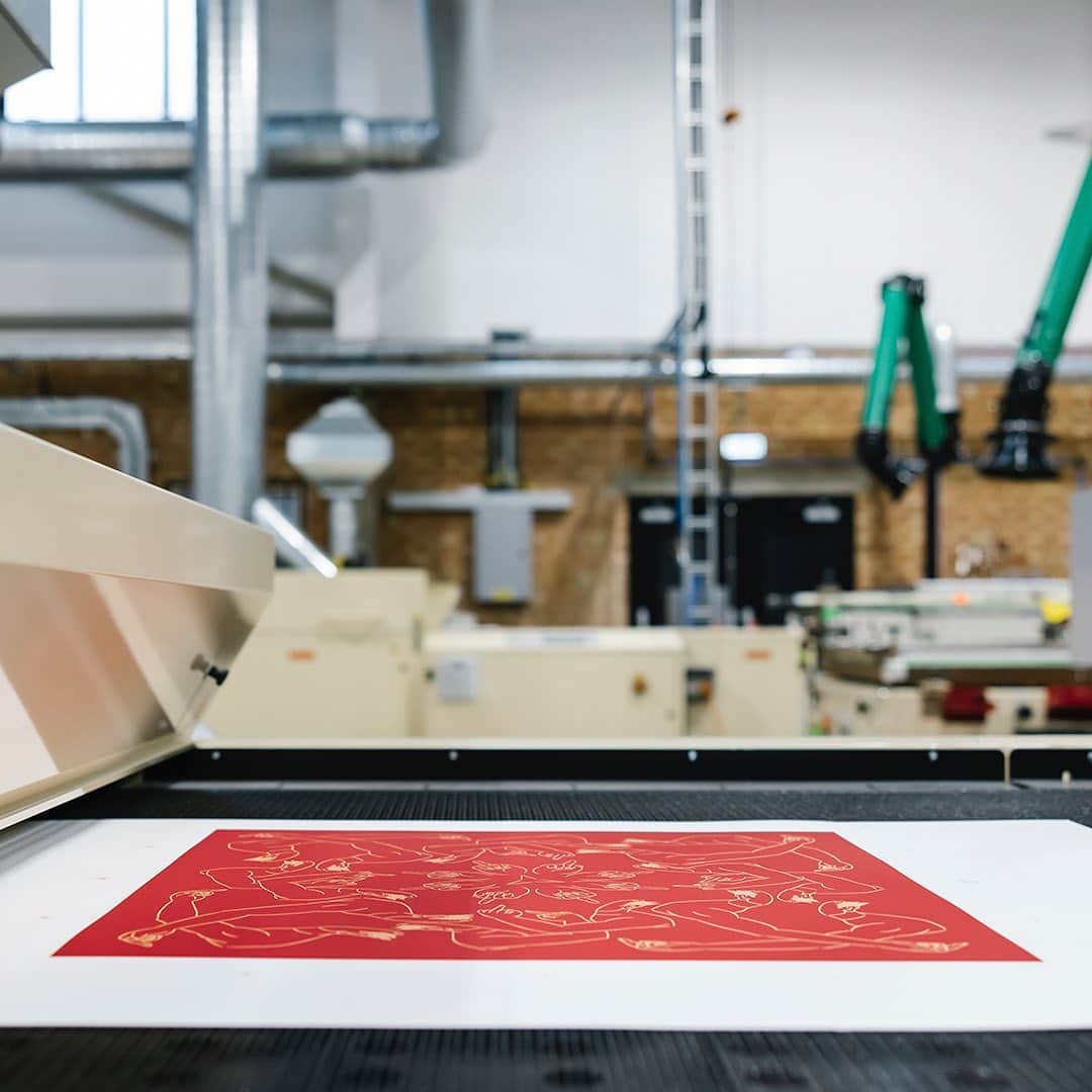 艾未未のインスタグラム：「For 24 hours only, Middle Finger in Red is now available to order on @avant.arte.  A signed silkscreen print launched in support of the @designmuseum in London.  Worldwide shipping is free. Visit @avant.arte to buy a print.」