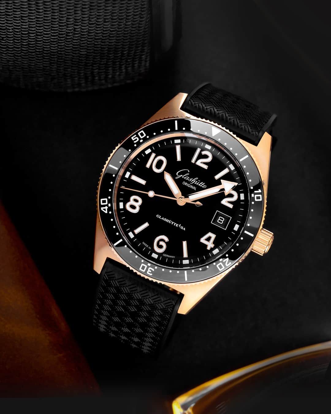 グラスヒュッテのインスタグラム：「Every day is filled with possibilities. Our sporty and elegant SeaQ is up to every new challenge offering style and precision. A perfect companion: as adventure can be found everywhere! Proud to be the Original.  #GlashütteOriginal #GlashuetteOriginal #PTBTO #Spezialist #SeaQ #blackdial #RedGoldWatch #SportsWatch」