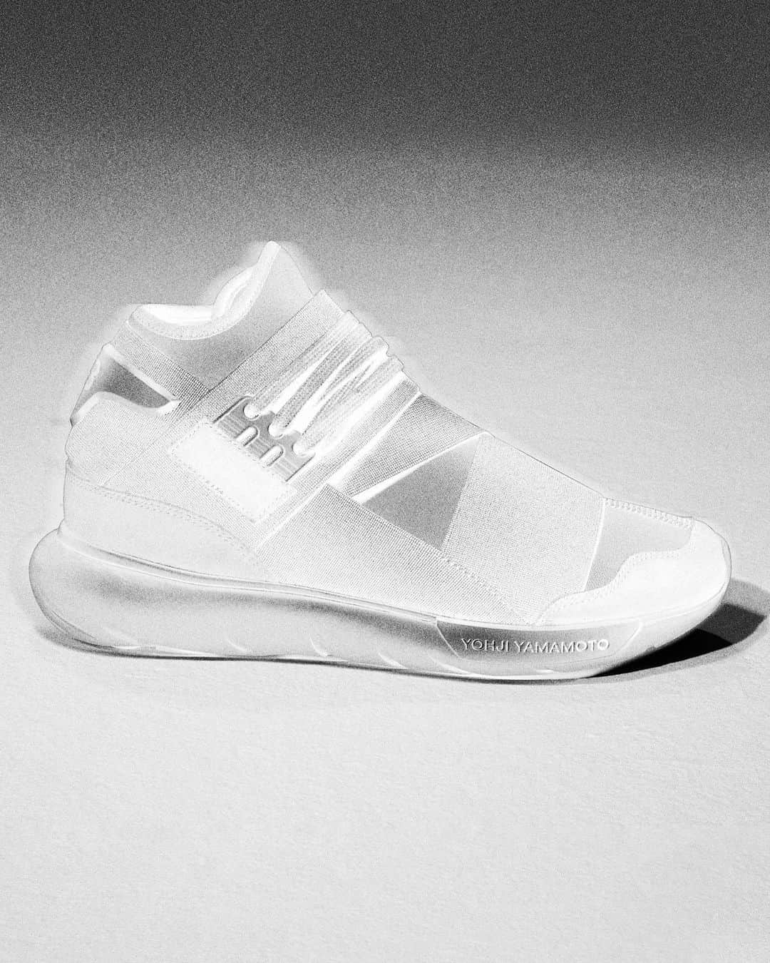 ワイスリーのインスタグラム：「Y-3 QASA HIGH.  First launched in 2013, the iconic silhouette returns for SS23 in two monochromatic colorways.  Available now at select retailers, coming soon on adidas.com and CONFIRMED.  #adidas #Y3 #YohjiYamamoto」