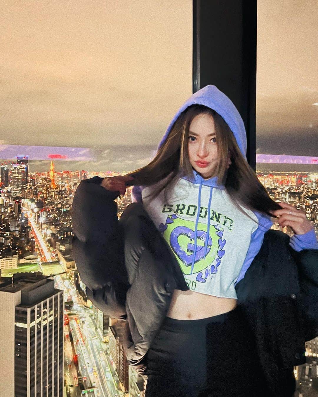 松岡李那のインスタグラム：「Tokyo 💜 My fav hoodie @ground_zero_clothing」
