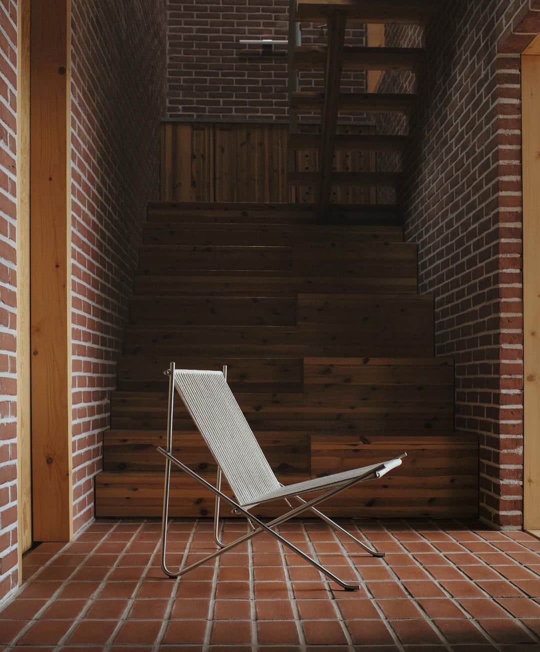 Kinfolk Magazineのインスタグラム：「Take a seat 🪑 We’re celebrating the return of the PK4 lounge chair—a forgotten Poul Kjærholm masterpiece from 1952, brought out of the archives and back to life by @fritzhansen. Visit kinfolk.com to take a closer look. (Photos: @villevarumo)」
