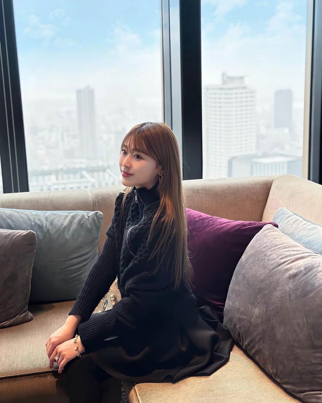藤川沙弥のインスタグラム：「この間のLoftコスメフェスで気になった @moremo.jp の新しいヘアオイル♥︎  洗い流さないトリートメントとしても スタイリングオイルとしても使えるので 最近はヘアセットの仕上げにこのオイルを🥰 香りも良いの🌸 ピンクのブラシは @vodana_jp のもの♥︎  よくサウナに行くので２つとも 持ち運びやすいサイズ感でヘビロテ中🧖🏻‍♀️🫶🏻  #ロフト展示会　#ロフトのコスフェス #pr #moremo #モレモ #vodana #ヴォダナ #韓国コスメ #韓国 #コスメ #ヘアオイル #moremoヘアオイル」