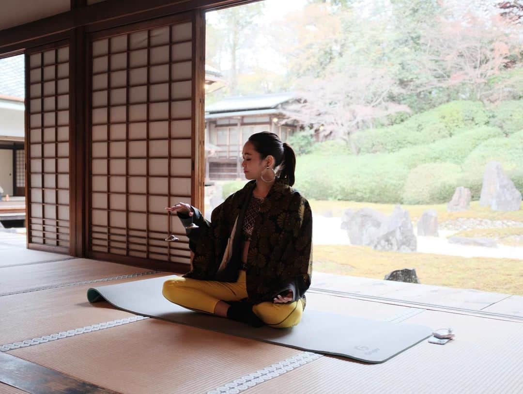 池田莉子さんのインスタグラム写真 - (池田莉子Instagram)「京都でヨガリトリート📿 一日目は東福寺光明院さんでのお寺ヨガ✨✨ HAPPY RETREATにご参加頂き有難う御座いました！  十年前に紅葉を見て初めてときめいた思い出のお寺で 今回リトリートをする事が出来、心も身体もすっきり 贅沢な時間を過ごすことが出来ました🥹 光明院の住職の藤田さん、ご縁を繋げて下さった三輪さん 本当に有難う御座いました🙏✨✨  個展をされている期間という事もあり作家さんにも ご参加頂きました🧘‍♂️🧘‍♀️  東福寺の中へ入る瞬間、光明院の波心の庭を見た時 私の中でそっと風が吹いて目を瞑り何かを感じていたく なる時間があって…🍃 言葉では説明出来ないのですが特別なものを感じました。  また必ず東福寺光明院でお寺ヨガをさせて頂きたいと お話していましたので、今回参加出来なかった方の為にも また素敵な機会を作れたらいいなと思っています✨✨  @wellnesstrip_official 💛💛  #kyoto #komyoin #tohukuji #yoga #京都 #東福寺 #光明院 #お寺ヨガ #リトリート」3月30日 23時07分 - ricoikeda