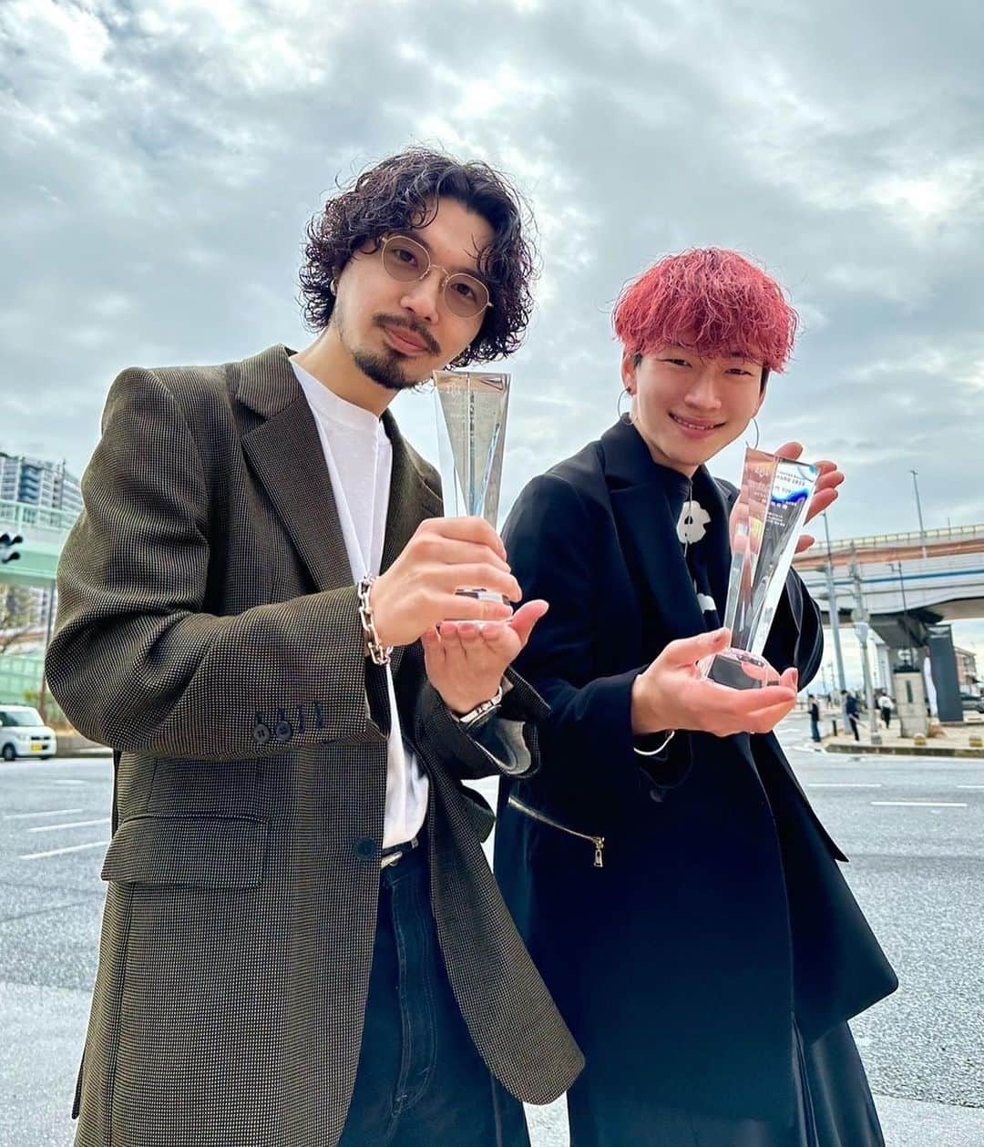 高木琢也さんのインスタグラム写真 - (高木琢也Instagram)「HOT PEPPER Beauty AWARD 2023🏆 日本最大のヘアコンテストでOCEAN TOKYOから１０名ものトロフィー受賞者が誕生しました🤩🇯🇵 一位は日高 @yuto76 OCEANとしては６度目のチャンピオンとなります。 日頃からみなさんが応援してくれるおかげで最高の結果となりました。ありがとうございます！ 後輩の活躍がどんどん増えて俺はめちゃくちゃ嬉しいよ。 日本一はもちろん最高だけど、みんなトロフィーを獲得したことをもっと誇りに思え！！ 美容師は56万人いるんだから。 悔しい気持ちも大事だけど素直に喜んで欲しいし堂々としな😋 全員器用じゃないとこから始まってるのしってるからこの写真に呼んでもらって嬉しかったよ。 来年は更なる飛躍を楽しみにしてる。 本当によく頑張った！ おめでとう㊗️㊗️🎉🎉 #遅くなってごめんな！ #おめでとう㊗️ #OCEANTOKYO #champion #美容師」3月30日 23時08分 - takagi_ocean