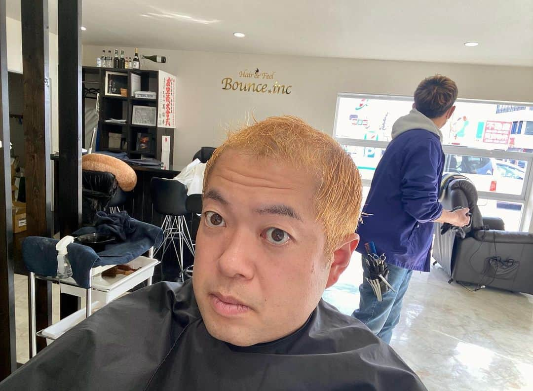 ハロー植田さんのインスタグラム写真 - (ハロー植田Instagram)「今月も砂鉄くらいの量をカットしてもらい💇‍♂️ まっきんきんにブリーチしてもらい✨ グレーパールという色を入れてもらいました✨  まずはイナバでお披露目✌️  ♪白黒つけたいんだ〜灰色はいらない〜（B’z『BLACK AND WHITE』より）  #津山市 #美容院 #イナバ化粧品店 #ハロー植田 #bz」3月30日 23時08分 - inababa178