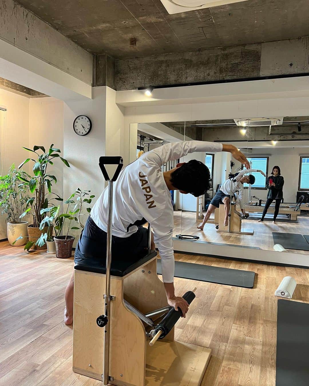 渡邊啓太さんのインスタグラム写真 - (渡邊啓太Instagram)「☀️🌿  ———  📍 mAst  pilates studio 🏠大阪市天王寺区東高津町9-15 ナカモリ第二ビル 3階 @asako_pilates   ———  毎週でも毎日でも通いたい🙃  これだ！ と身体の動かし方が 分かった瞬間を味わってないなんて勿体無い！  ----------  そんな pilatesに 挑戦してみてよかったと思います^^  しなやかな身体になった自分を 想像するだけで競技人生わくわくする☀️  身体を整えていこう😊  #アスリート #ショートトラック #阪南大学 #谷歯科 #徳丸農園 #ピラティス #マシンピラティス #大阪上本町 #大阪 #自分磨き #メンズピラティス #オリンピアン #スポーツ #冬季スポーツ #トレーニング #ワークアウト #整える #日本代表 #顔晴ろう #필라테스 #쇼트트랙 #pilates #athlete」3月30日 23時09分 - kwatanabe18