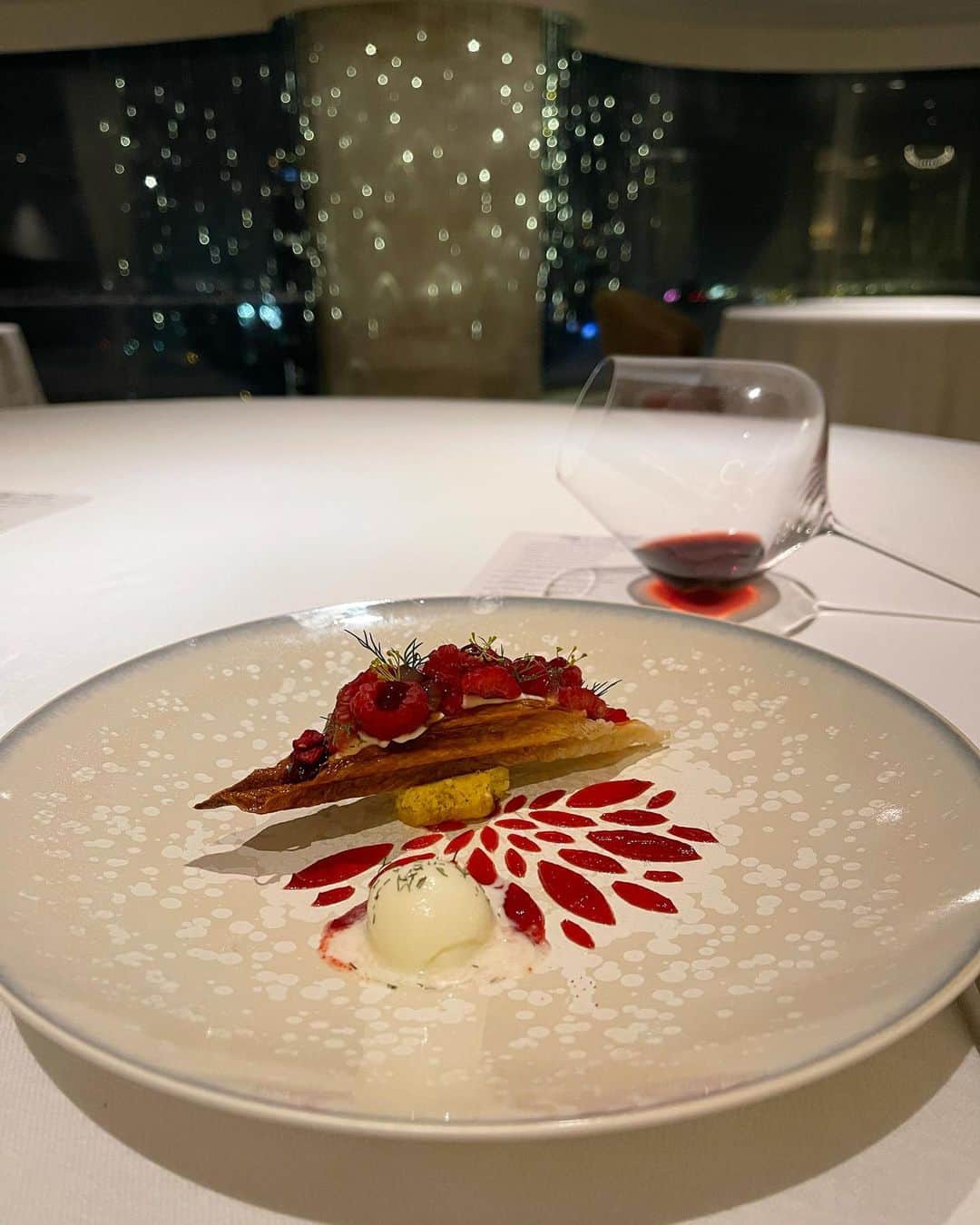 MIKAさんのインスタグラム写真 - (MIKAInstagram)「Miam! 🇫🇷😋❤️  ⠀ このワイングラス素敵、、、🍷 ２枚目は私的にナウシカかまたトロロの世界だよ🌱 ⠀  ⠀」3月30日 23時11分 - cjd_mika