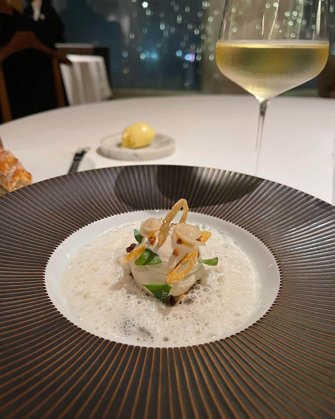 MIKAさんのインスタグラム写真 - (MIKAInstagram)「Miam! 🇫🇷😋❤️  ⠀ このワイングラス素敵、、、🍷 ２枚目は私的にナウシカかまたトロロの世界だよ🌱 ⠀  ⠀」3月30日 23時11分 - cjd_mika
