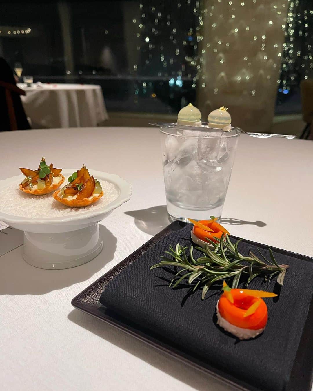 MIKAさんのインスタグラム写真 - (MIKAInstagram)「Miam! 🇫🇷😋❤️  ⠀ このワイングラス素敵、、、🍷 ２枚目は私的にナウシカかまたトロロの世界だよ🌱 ⠀  ⠀」3月30日 23時11分 - cjd_mika
