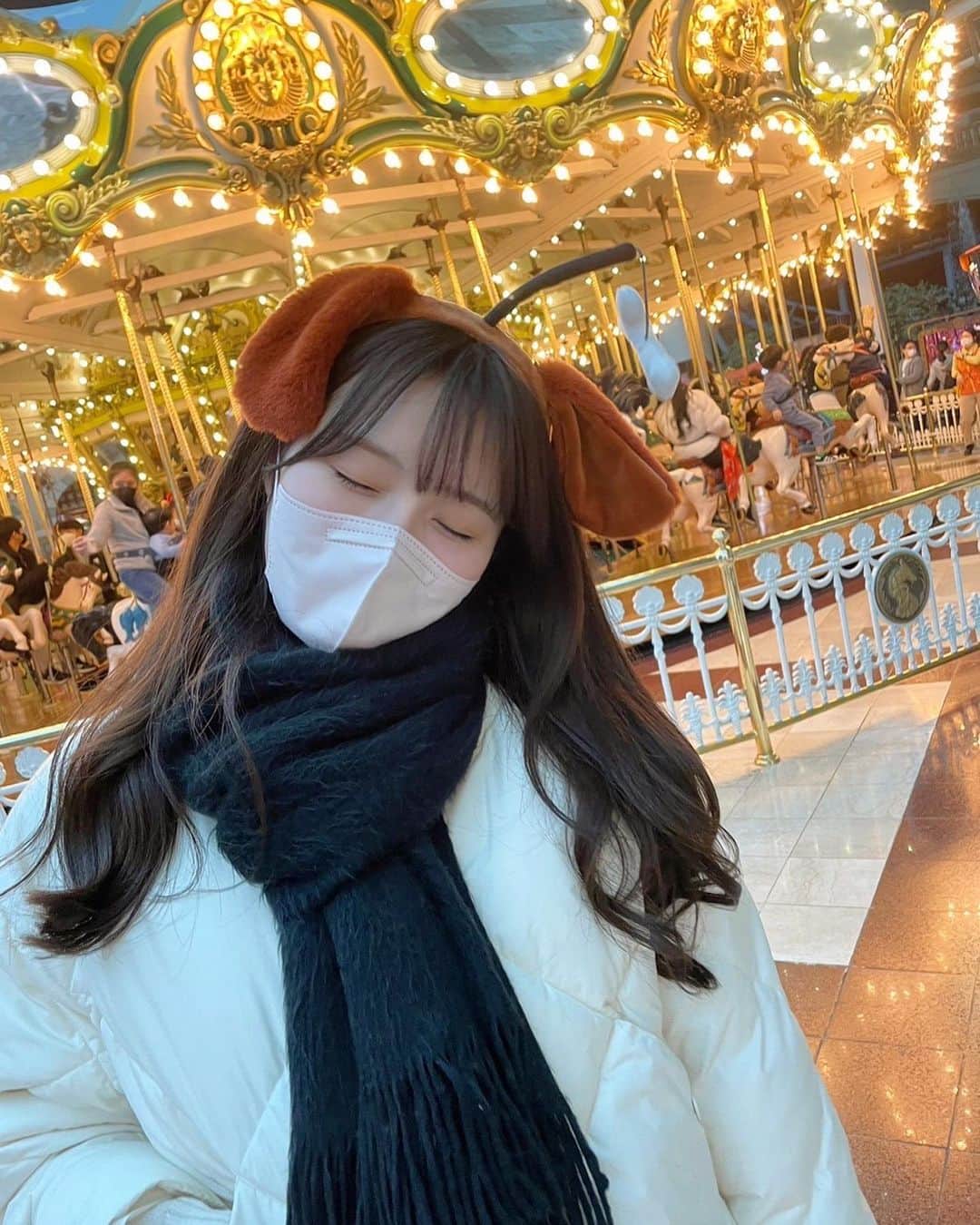 のインスタグラム：「もう冬が終わったので数億年ぶりに年明けにロッテワールドに行ってきた時の事です、犬の耳なのに犬の骨がぶら下がってる意味が分かると怖い頭につけるやつを買って付けて浮かれながら楽しみました、もうだーいすきな冬が終わってしまったまた来年❄️」