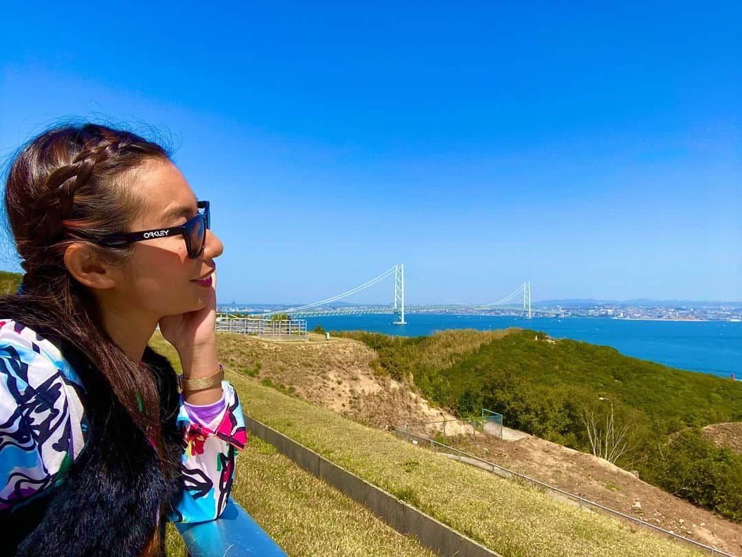 エマ中岡優姫のインスタグラム：「淡路島に来てみたかったの🧅 仕事だったけど🤣 #淡路島  #明石大橋 だよね？w とりあえず玉ねぎは食べた！」