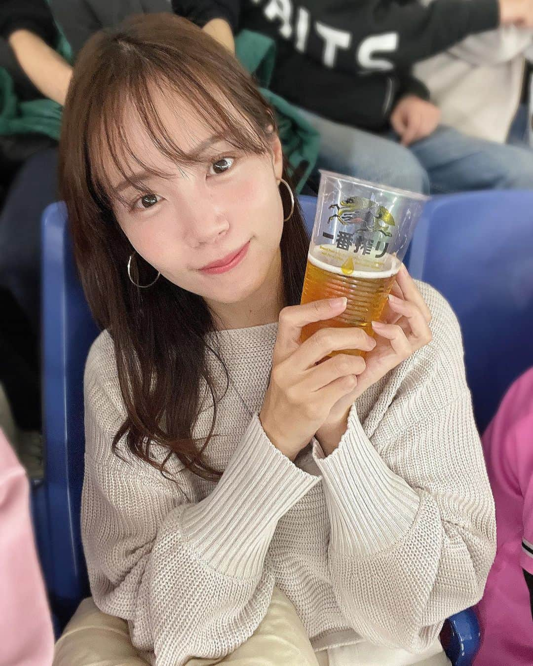 古田ちさこさんのインスタグラム写真 - (古田ちさこInstagram)「🍻 明日はいよいよ開幕ですね🎈  こちらオープン戦の写真で今年から一杯¥900に値上げした東京ドームのビール🥹  値上げに負けず今年も飲む… !  ビール党なのでむくみ&酒太り対策は必死にやってます。笑 自分では食事の調節とながらマッサージをしていて、ここぞという時はプロに頼る⸝⋆  こないだも外苑前にある成美離宮 @narumi_rikyu さんで痩身エステを受けてきました ✴︎  ハイパーナイフの進化版のフォースカッターというマシンでラジオ派+吸引+EMS+ポレーション+LEDと色々まとめて全身仕上げてもらいました 🪠  鍼灸、整体もできる女性の横山先生が体の具合を見ながら施術してくれて最後のマッサージはもう最高だったよ✨✨  男女関係なく、綺麗になりたい方も疲れてる方もスポーツのパフォーマンスを上げたい方にも推せるトータルサロン🛏️✨  帰りがけ横山先生のスマホにプロチカードが挟まってて思いがけず野球の話題で盛り上がっちゃった🤤元野球部マネさんなんだって✨  どの選手推しかはサロンに行って直接確かめてみてください🤣🤣  #成美離宮 #外苑前 #外苑前サロン #外苑前エステ #整体 #鍼灸 #東京エステ #東京整体 #東京鍼灸 #フォースカッター #ラジオ派 #ems #吸引 #ポレーション #美顔 #エステサロン #外苑前駅 #痩せたい #痩身 #きれいになりたい #痩せる習慣 #美容鍼 #美容鍼灸 #美容鍼灸サロン #ビール女子 #ビール党 #野球女子 #野球観戦 #野球好き女子 #カープ女子」3月30日 23時16分 - chisakofuruta