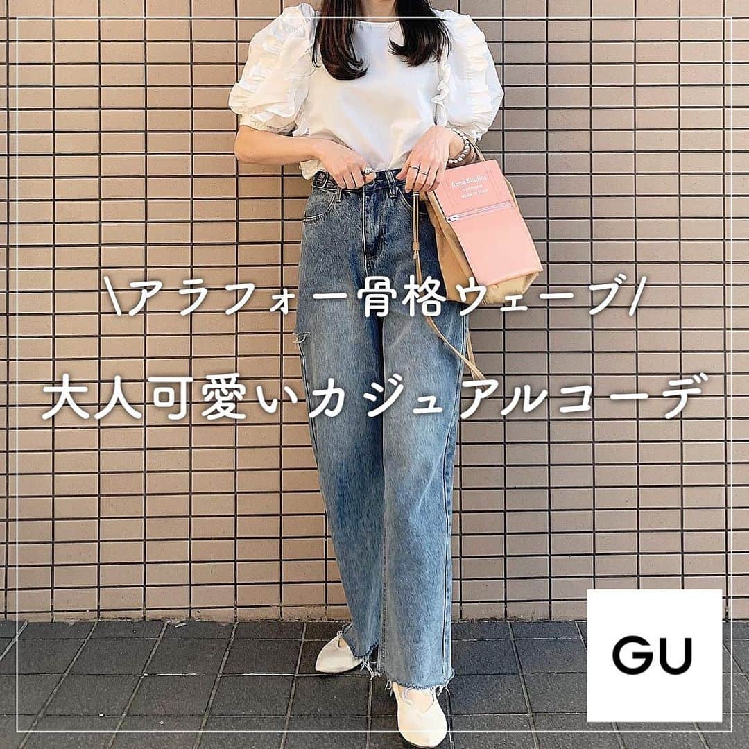 のインスタグラム：「トップス @donobanweb  ボトムス @laulea_shop  バッグ @acnestudios  パンプス @gu_for_all_   フリルの可愛い甘めデザインなトップスに カジュアルなゆるっとデニムを合わせた 大人可愛いカジュアルコーデ♡  3枚目にチラリと写ってるキャップは @sahabyelliee の🤍  #gu#gumania#ジーユー#ジーユーコーデ#guコーデ#ドノバン#acnestudios#アクネストゥディオズ#大人可愛いコーデ#大人可愛い#骨格ウェーブ#骨格ウェーブコーデ#アラフォー#アラフォーコーデ」