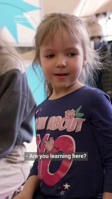 オーランド・ブルームのインスタグラム：「Meet my new friend - a delightful 4-year-old named Diana.  Thanks to UNICEF-supported child-friendly centres, children like her are getting the urgent support they need after enduring more than a year of war.」