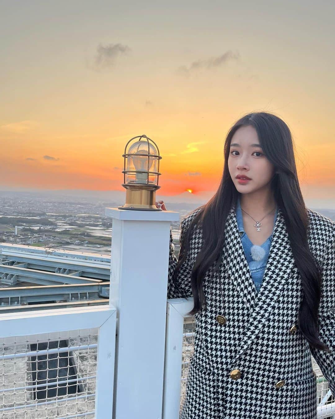 天翔天音のインスタグラム：「‪𓂃𓈒  放送ありがとうございました🌇 宮崎県！思っていたよりも寒くて、、  マネージャーさんの上着をずっと着ていました🤭  #宮崎 #MRT #ぶらり旅 #天翔天音 #夕陽 #05 #view #ootd #ロングヘア #巻き髪」