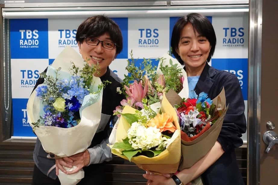 TBSラジオ「たまむすび」さんのインスタグラム写真 - (TBSラジオ「たまむすび」Instagram)「＼木曜のハイライト／  すべて言い尽くした20分。 ありったけの気持ちを込めて。 思いっきり手を振って。 11年間ありがとうございました！ これにてドロン！ばははーい！  #tama954 #たまむすび #赤江珠緒 #土屋礼央 #ジェーンスー #蓮見孝之 #生活は踊る #明日は金曜たまむすび最終回📻 #てをかえしなをかえキャンペーン開催中🙌 #Twitterのフォローもよろしくです」3月30日 23時23分 - tamamusubi905954