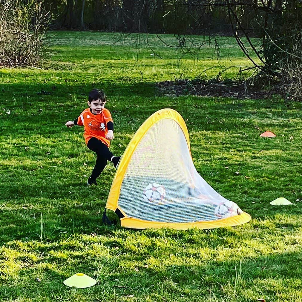 ディーナ・ニコール・コルテーゼのインスタグラム：「Look at that follow through !!! Go C !!! #soccermom」